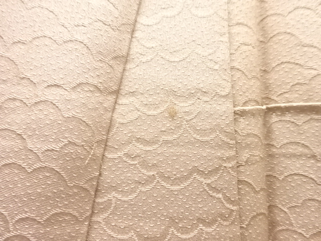  未使用品　雲模様織出し暈し色無地着物